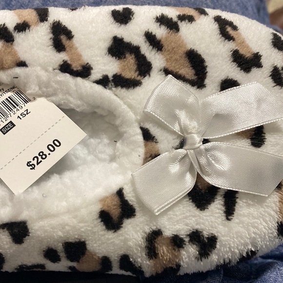 Soft & cozy lined White Leopard print women’s slippers - Picture 2 of 2